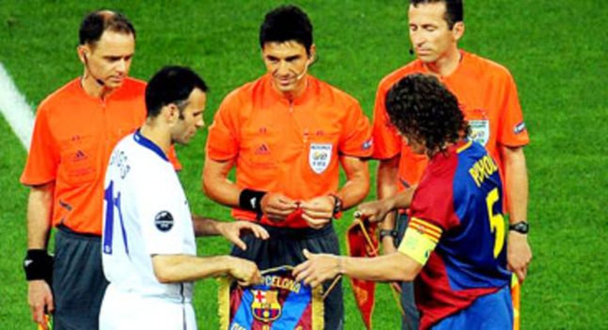 {Giggs} i Guardiola intercanvien banderins al principi del partit. {Giggs} i Guardiola intercanvien banderins al principi del partit.