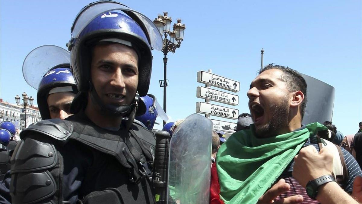 Un manifestante grita ante un policía antidisturbios durante unas protestas en Argel, el pasado martes.