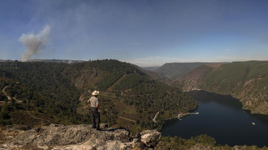 El fuego amenaza de nuevo en octubre, un año después de la catástrofe incendiaria