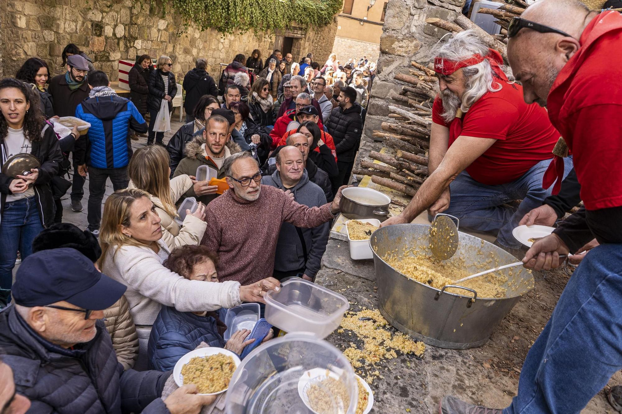 Bagà cuina el seu popular arròs per 2.500 persones