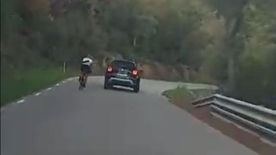 El ciclista va impactar amb el capó del vehicle i a continuació va caure a terra