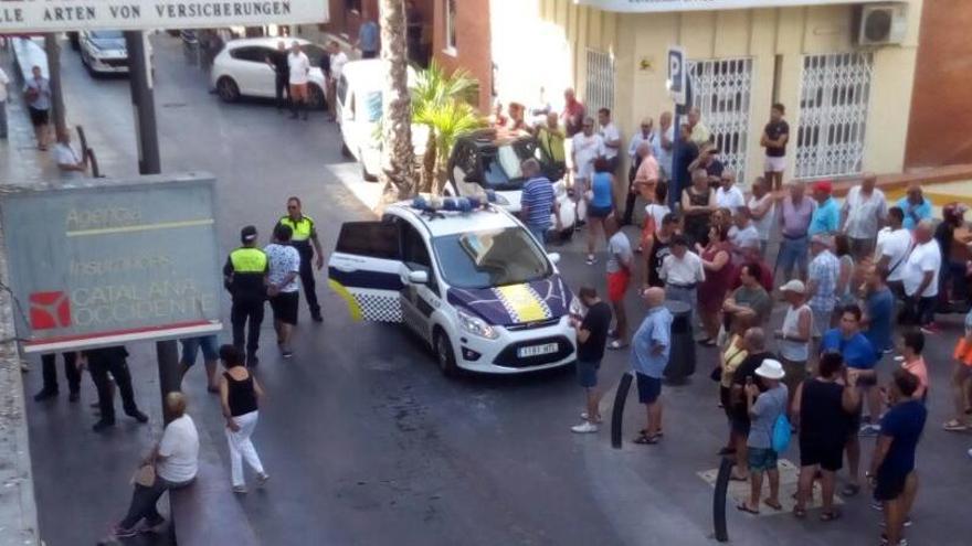 Momento del traslado del arrestado por parte de la Policía Local de Torrevieja