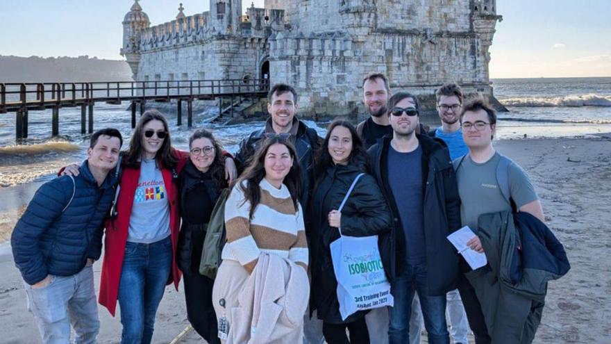 Esther Calviño (3ª por la dcha.), con sus compañeros de la red doctoral europea, junto la Torre de Belém, en Lisboa. | LOC