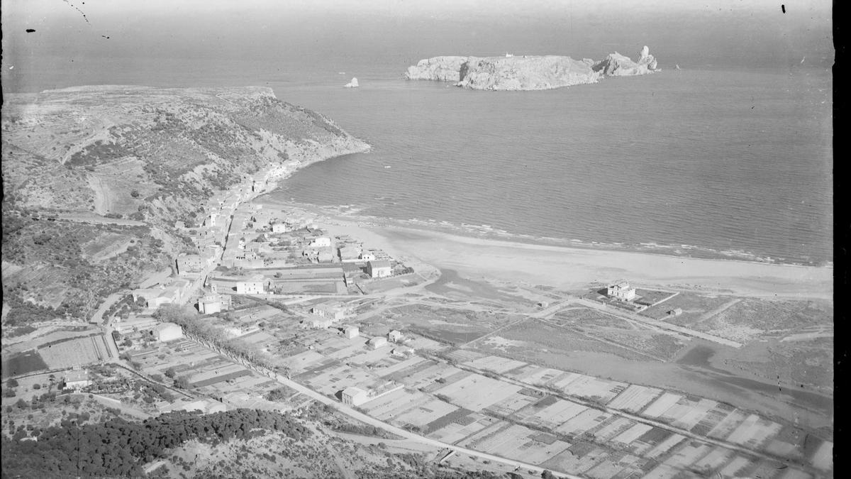 Platja i poble de l’Estartit i les illes Medes. Torroella de Montgrí, 1911- 1944. Fons Valentí Fargnoli. Inspai
