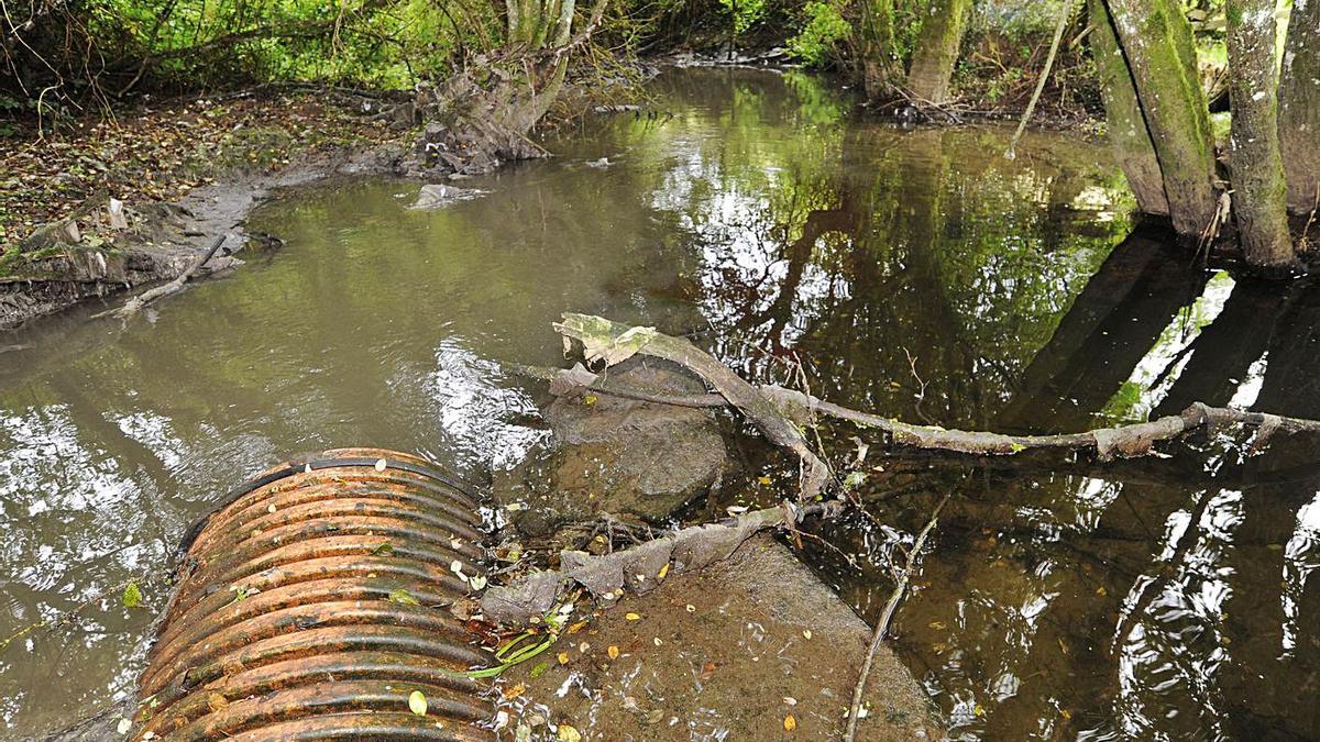 El emisario de la EDAR de As Caviertas vertía ayer agua muy turbia pero sin espuma. |   // BERNABÉ/JAVIER LALÍN