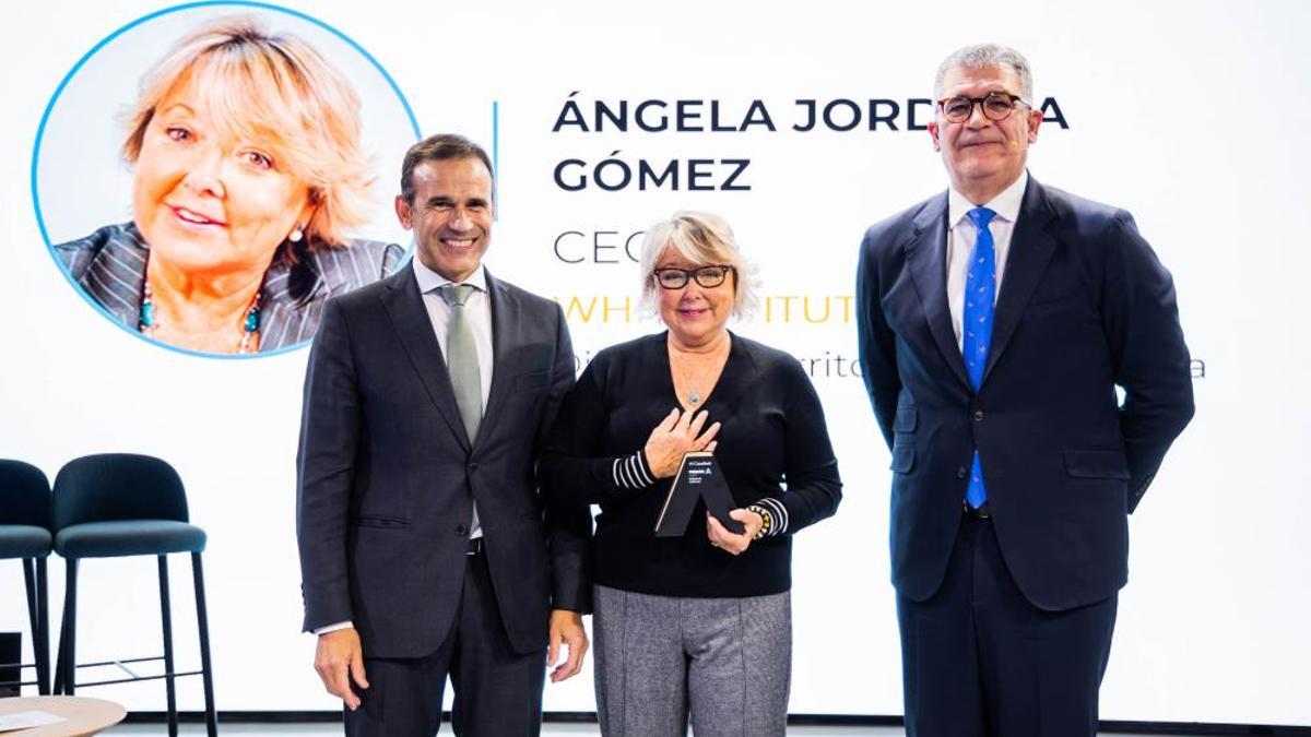 El director de Negoci de CaixaBank, Jaume Masana; la guanyadora del ‘Premi A Professional Autònoma’ de 2025, Ángela Jordana, i el director comercial segment Negocis de CaixaBank, Toni Rodríguez.