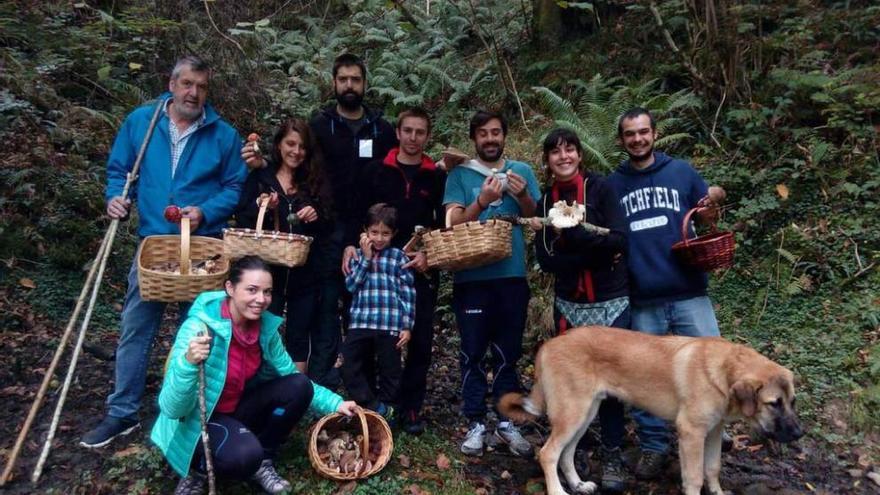 Luis Menéndez, Carlota Villaverde, Rebeca Bermúdez, Nacho Menéndez, Chami y Diego Fernández, Manuel Sánchez, Ana Alcaraz y Adrián Rodríguez, con el perro &quot;Baru&quot; ayer en Piloña.