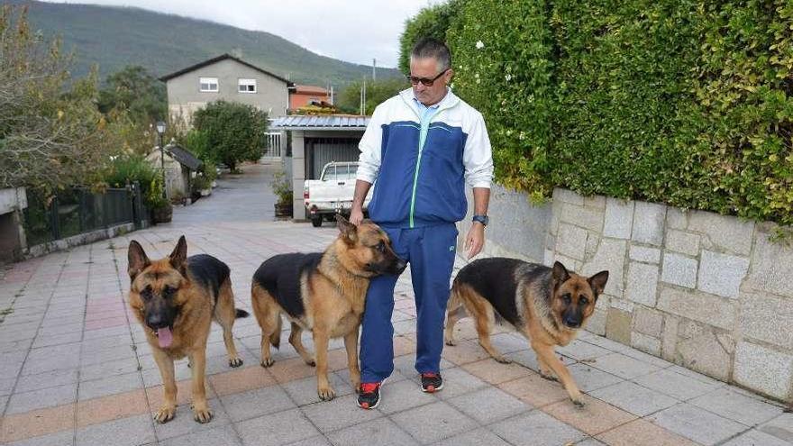 Javier Miranda contrató una póliza para cubrir los daños que puedan causar sus animales. // G. S.