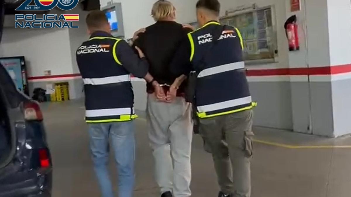 Momento del traslado del detenido.