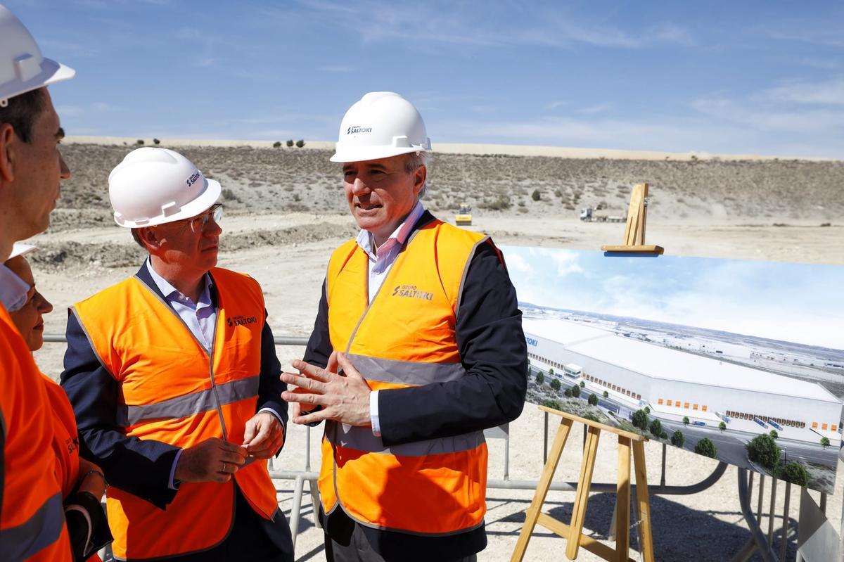 Jorge Azcón, durante la visita a las obras.