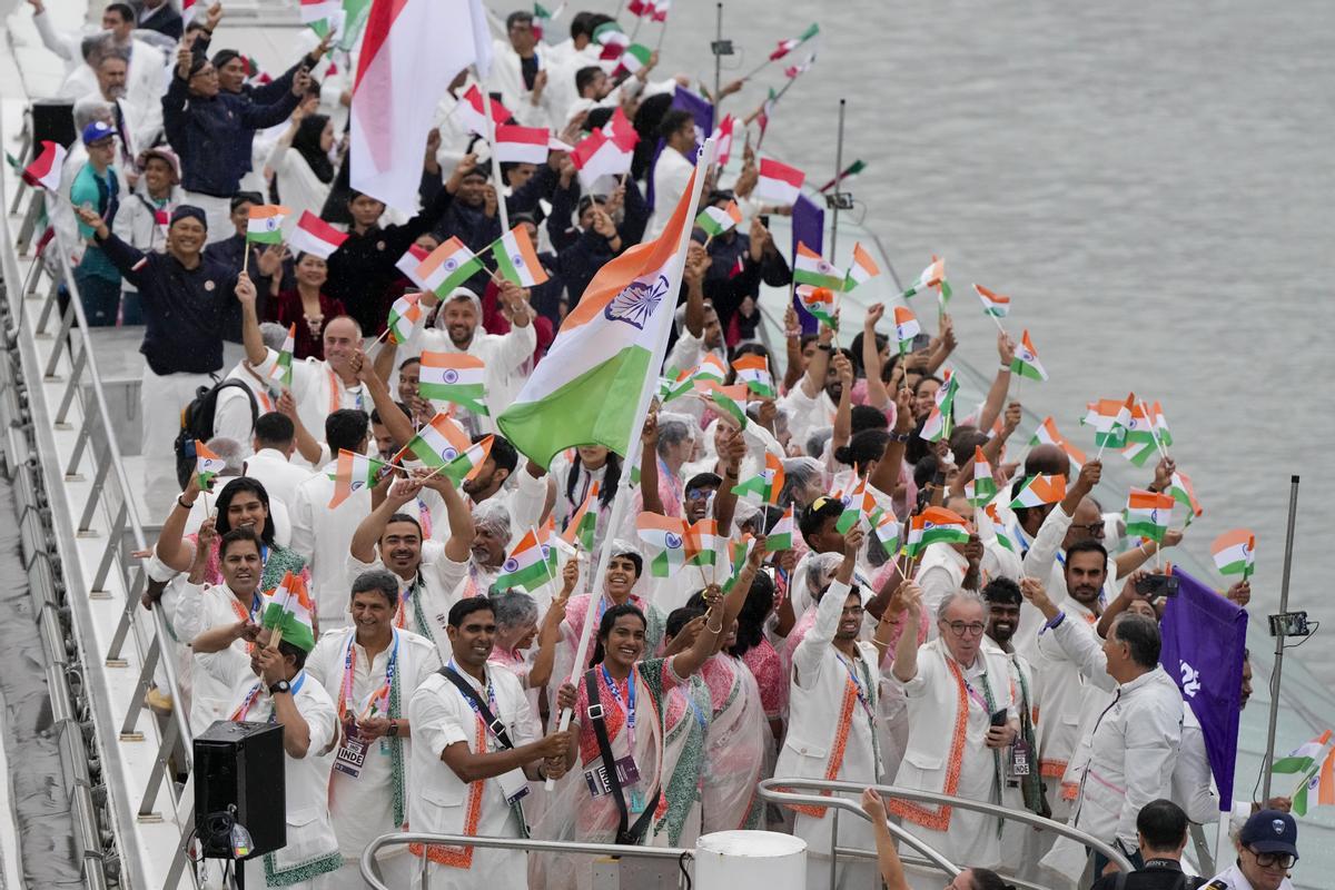 Atletas de la India viajan en barco por el río Sena en París, Francia, durante la ceremonia de apertura de los Juegos Olímpicos