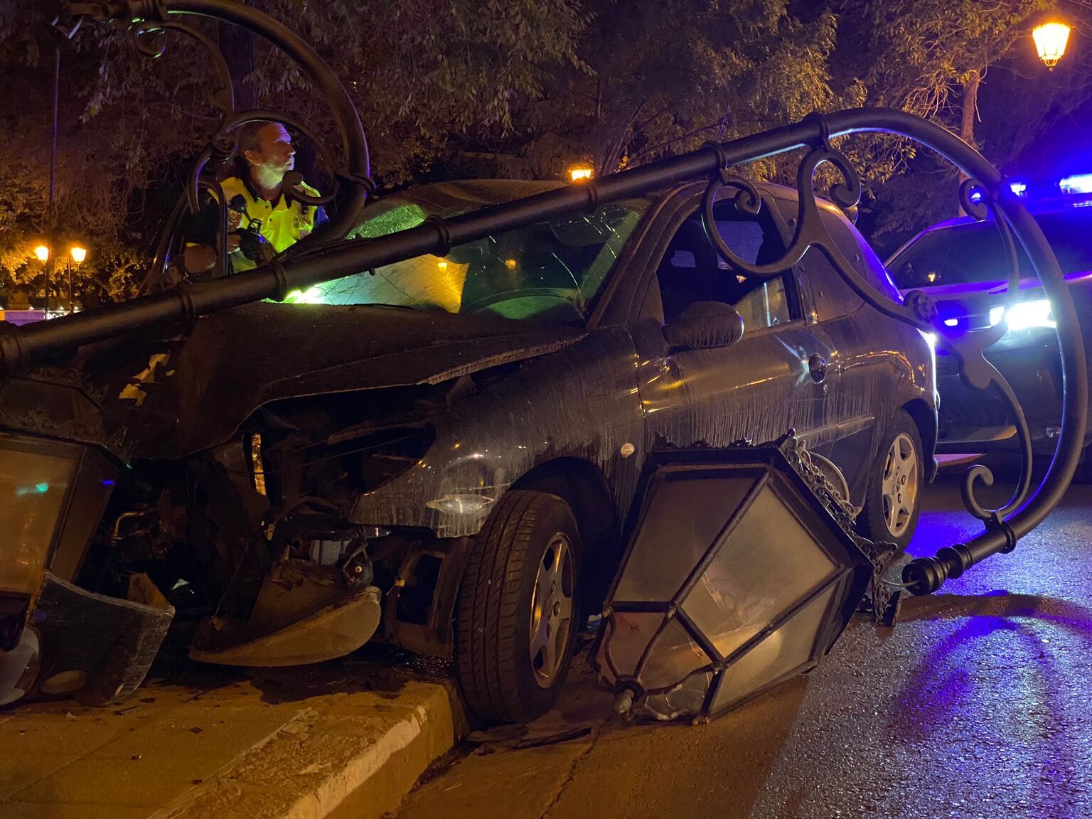 Accidentes de tráfico en Mallorca| FOTOS: Choca contra una farola del Paseo Mallorca de Palma y se desploma sobre el coche