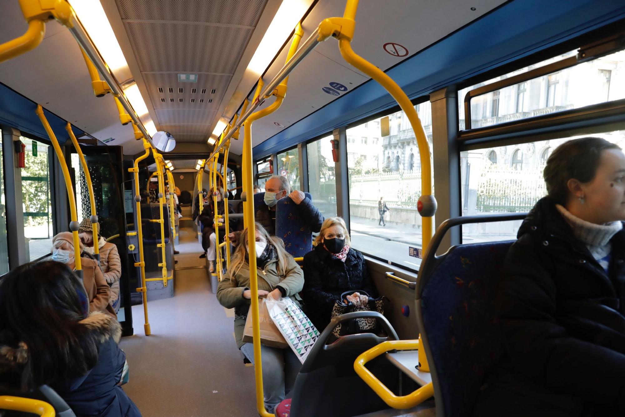 En imágenes: Primer día sin mascarilla en el transporte en Asturias