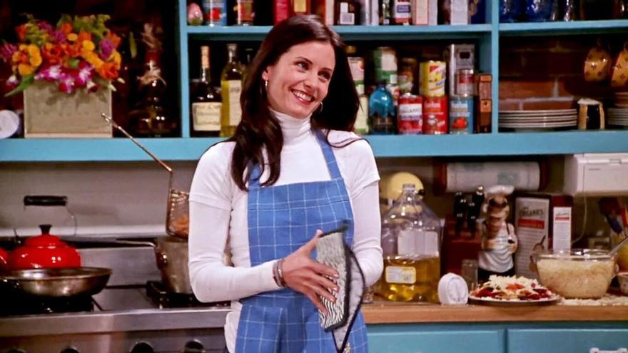 Courteney Cox, interpretando a Mónica en 'Friends'