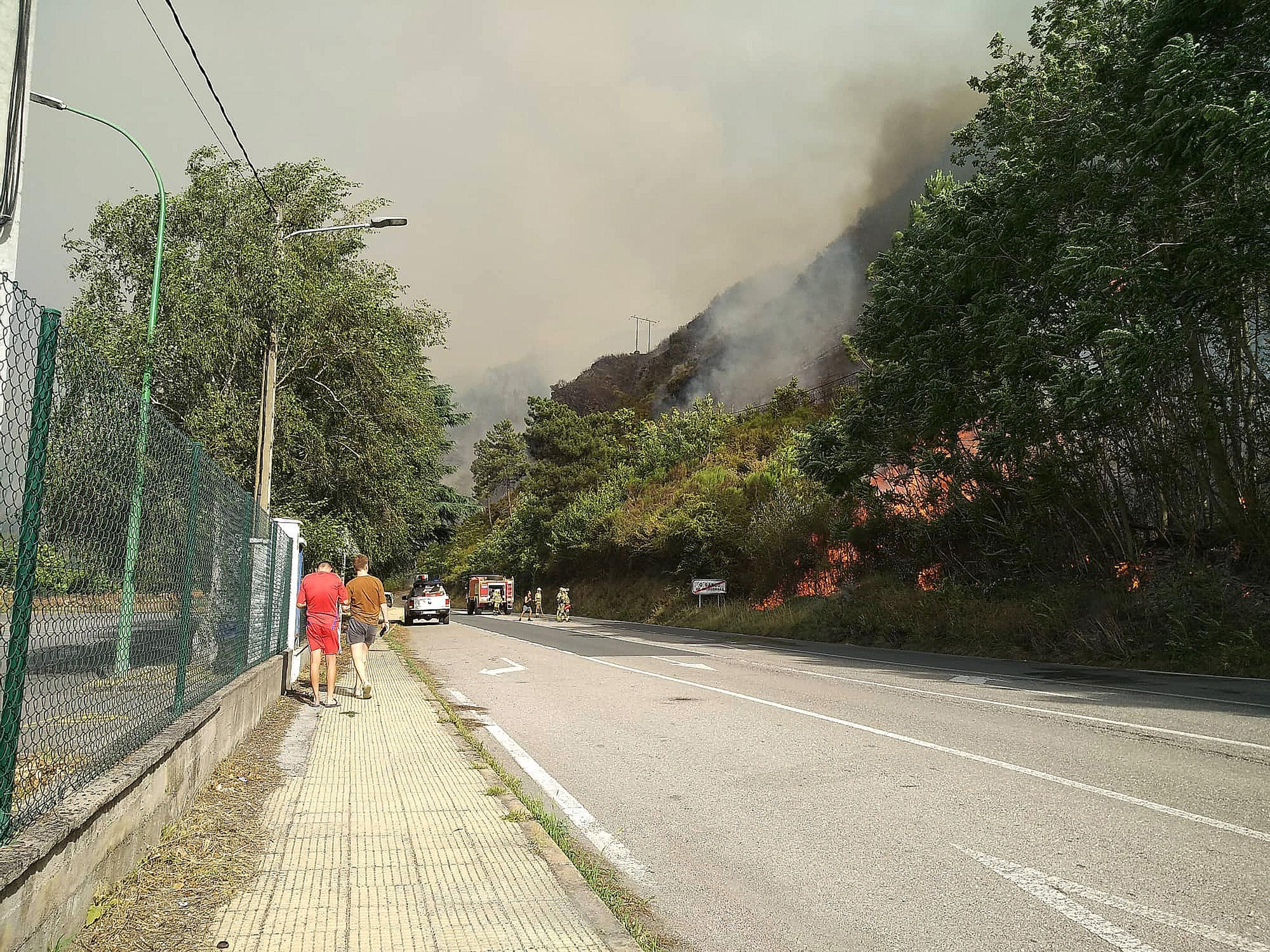 Las llamas ponen en jaque el oriente gallego