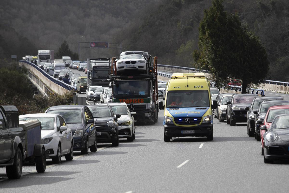 Accidente múltiple en la AP-52 con más de una decena de coches implicados