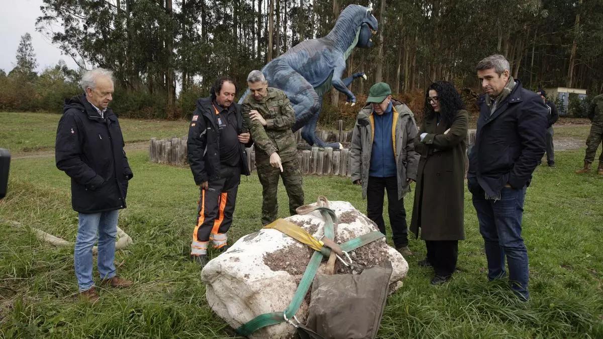 Uno de los bloques rescatados ayer de los acantilados de Ribadesella.