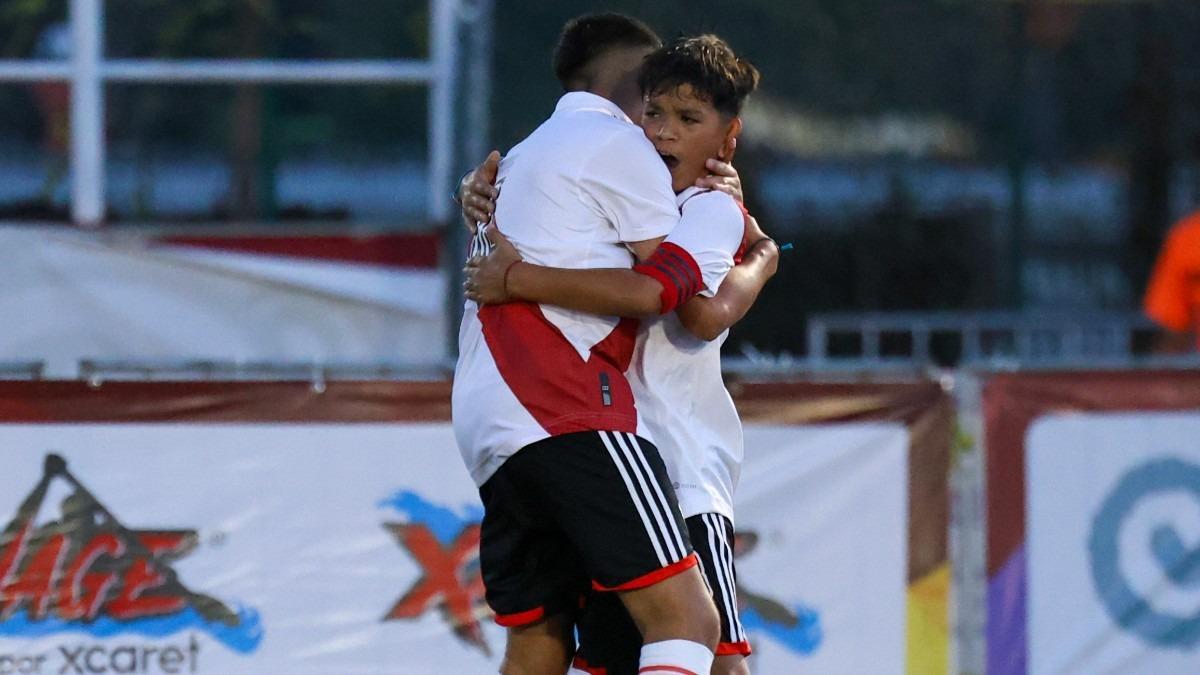 Dos jugadores de River Plate celebran con efusividad un gol en The Football Games Cancún