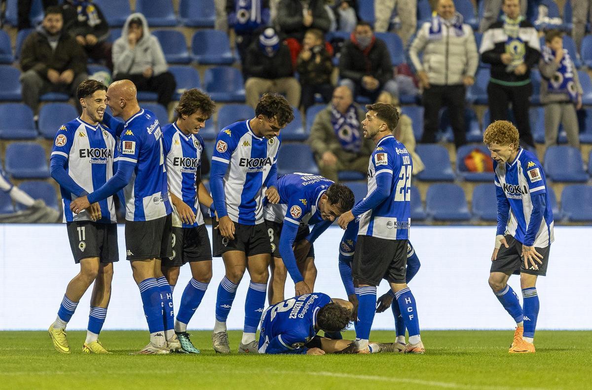 Los jugadores del Hércules felicitan a Ropera mientras se preocupan por Samui Vázquez, en el suelo.