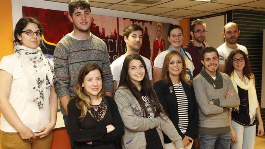 Los jóvenes que viajarán a Bruselas. En primera fila, en el centro, Ángela Vallina y Javier Suárez Llana.