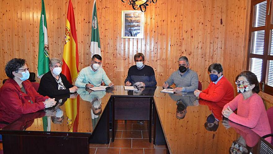 Firma del convenio de los tres ayuntamientos con la oenegé.