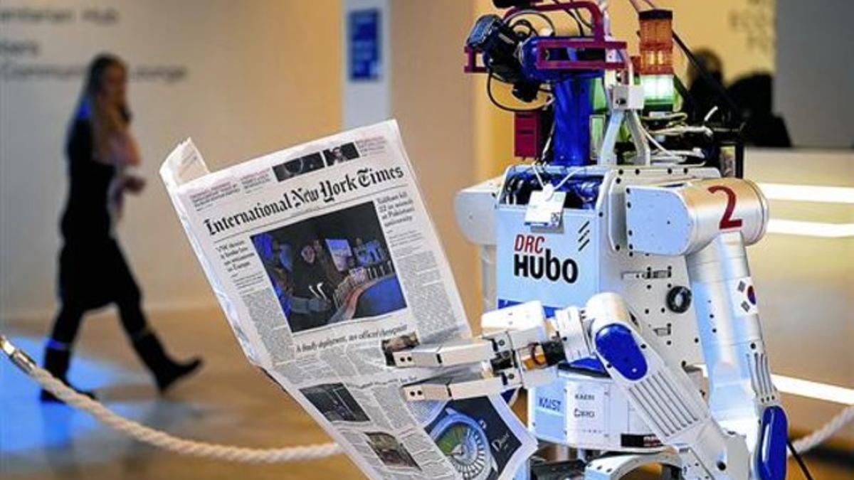 Un robot leyendo un diario durante el foro mundial de Davos, el pasado viernes.
