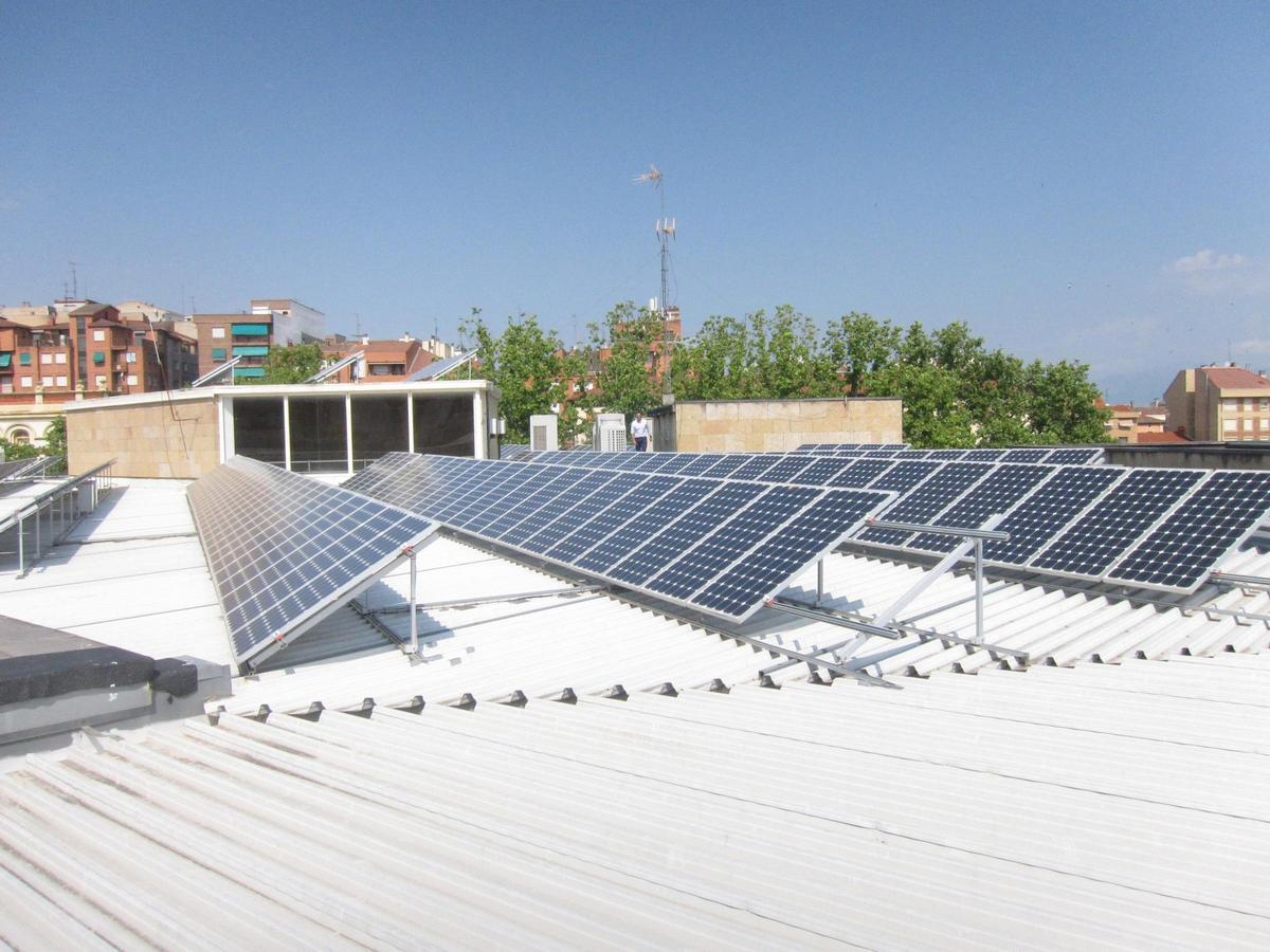 Instalación de placas fotovoltaicas sobre una cubierta industrial, en una imagen de archivo.