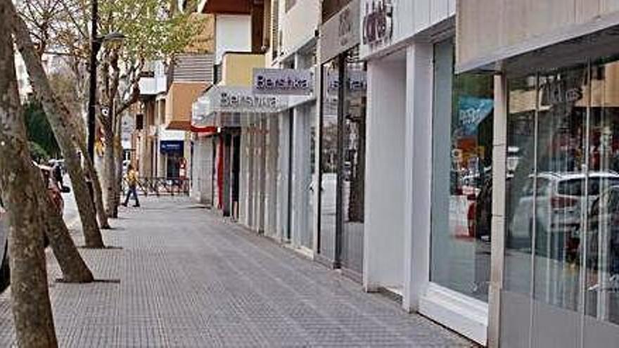 Los establecimientos comerciales de la avenida de Bartomeu Roselló están cerrados desde que se decretó el estado de alarma.