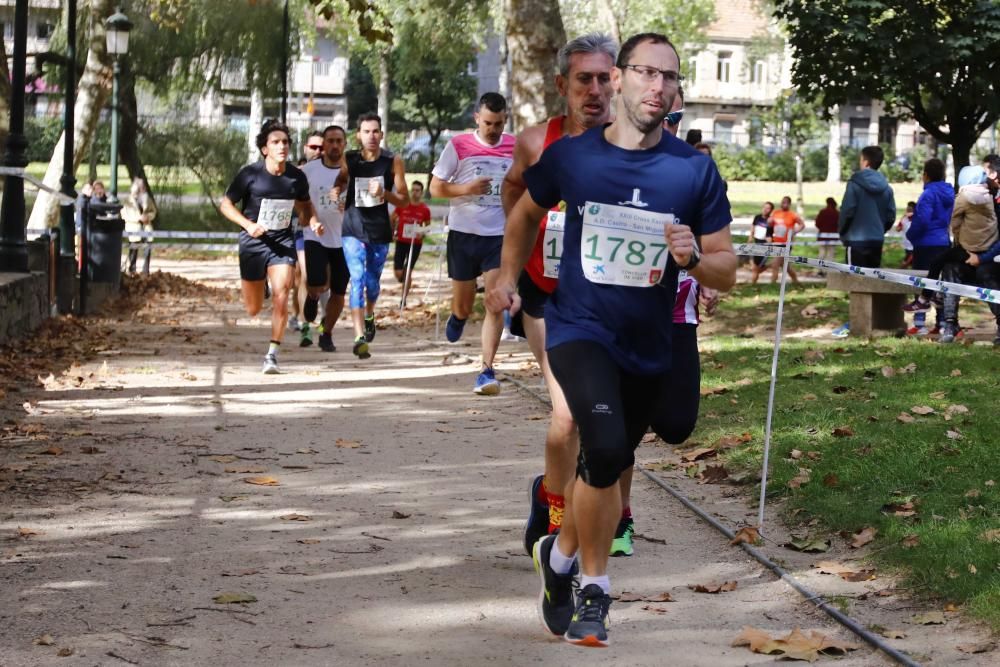 Más de 1.100 jóvenes atletas desafían a las bajas temperaturas para participar en la tradicional carrera de cross escolar.