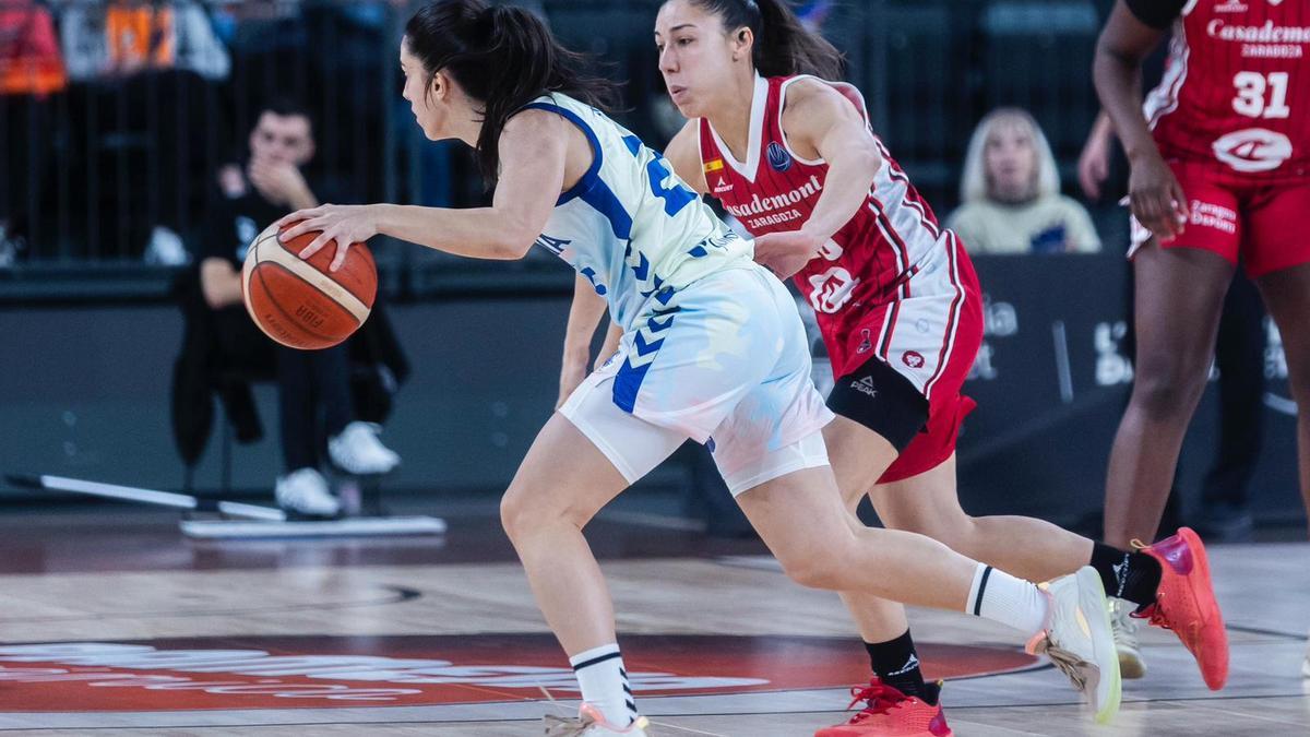 Cristina Ouviña en una acción en el duelo contra Casademont Zaragoza