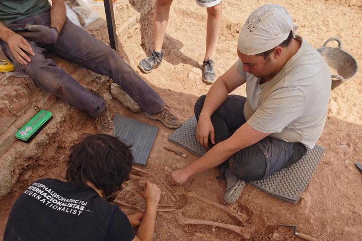 Miembros del Grup de Recerques Històriques de Castelldefels (GREHIC) participan en los trabajos arqueológicos
