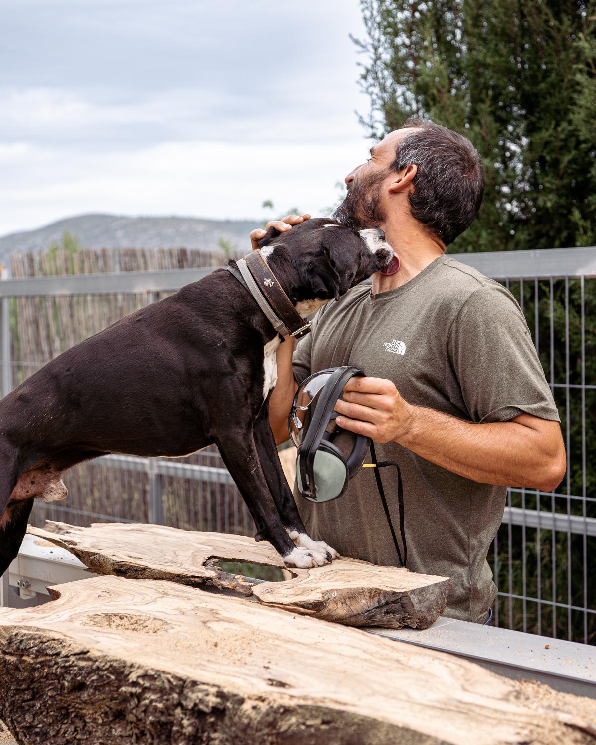 El artesano David Rico vive con sus dos perros en el taller ubicado en Vilafamés.