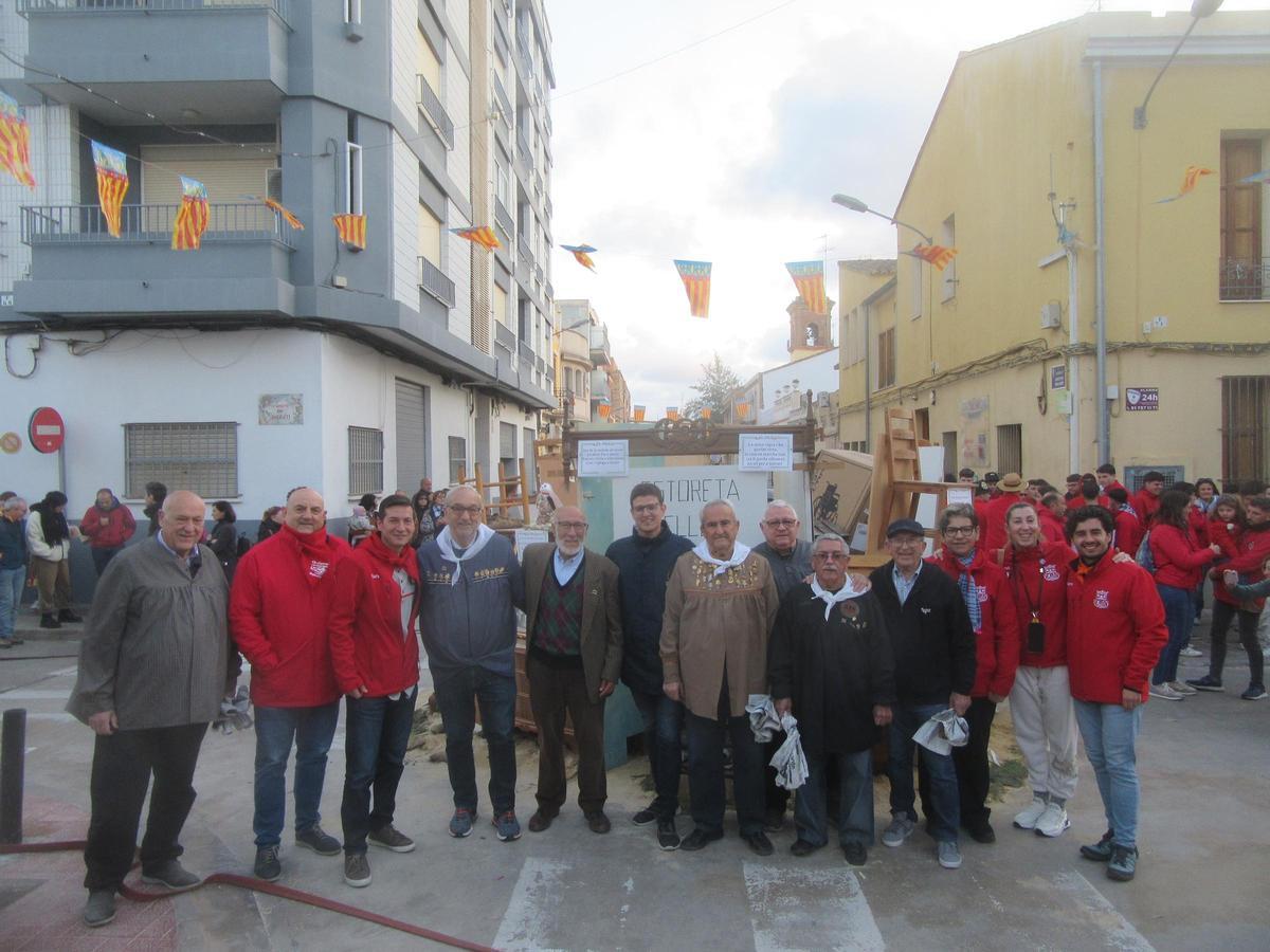 Miembros de El Piló y autoridades municipales delante de la Estoreta.
