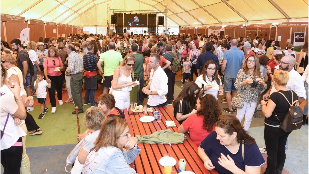 Público en la Semana Europea del Queso, en Casar de Cáceres, en una pasada edición.