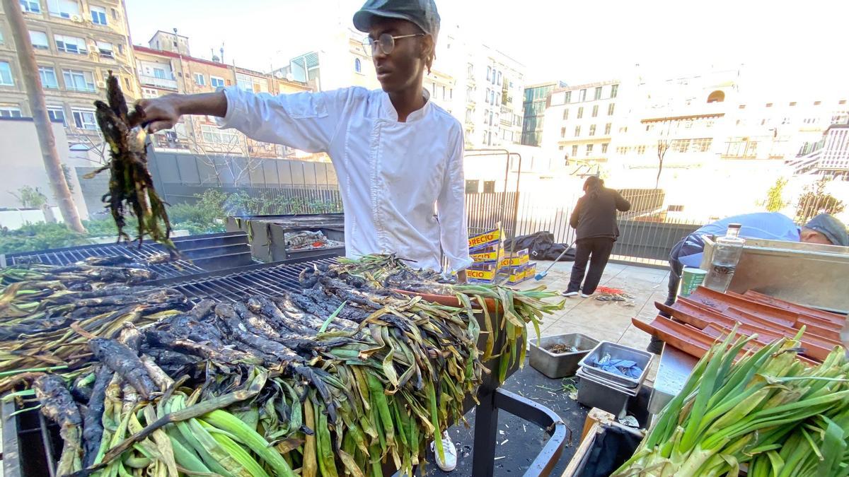 Preparando ’calçots’ en el patio del restaurante Belbo Terrenal.