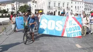 SOS Costa Brava protesta contra la especulación urbanística en Cadaqués con un paseo reivindicativo