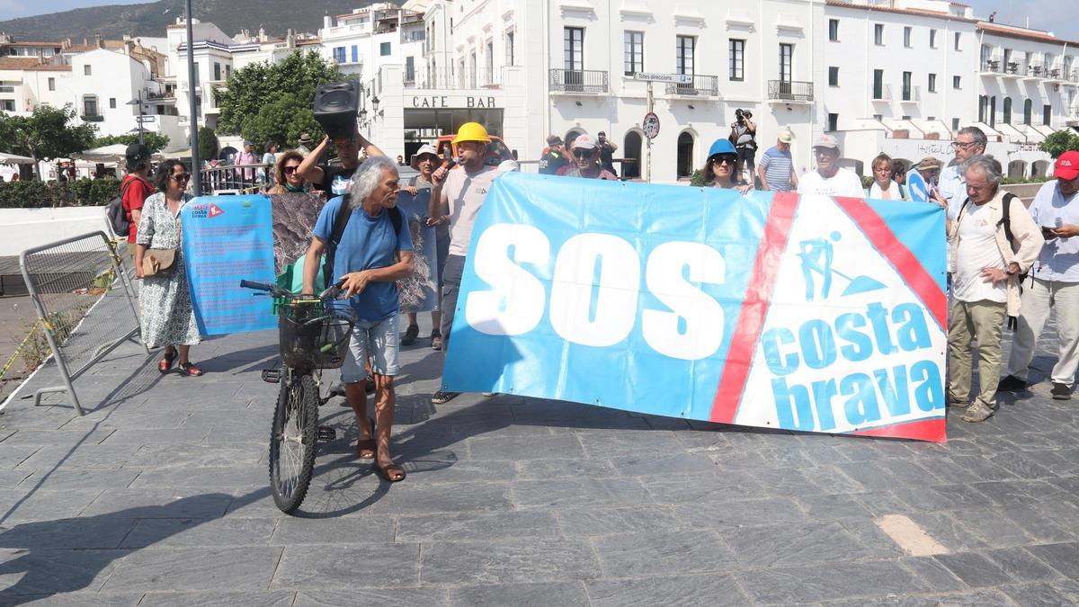 Miembros de la plataforma SOS Costa Brava se manifiestan por las calles de Cadaqués