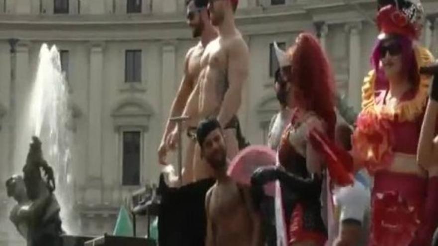 Marcha del Orgullo Gay junto al Coliseo de Roma