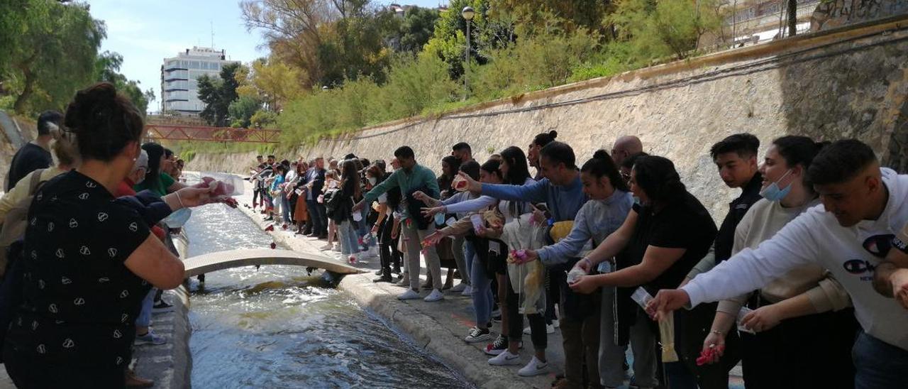 Ceremonia en el cauce del río Vinalopó, donde se han lanzado pétalos de flores