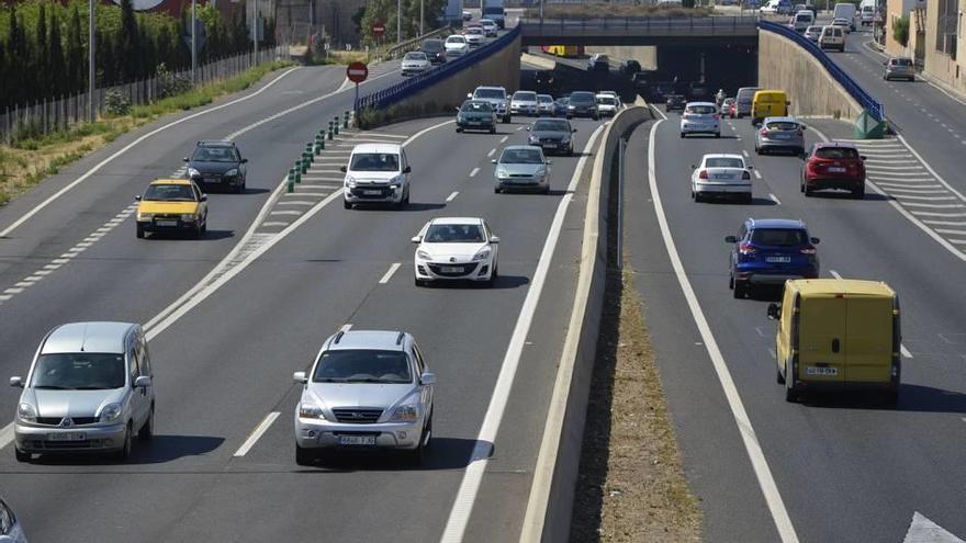 Varios coches atraviesan, ayer, el paso subterráneo de Can Blau donde ocurrió el accidente.