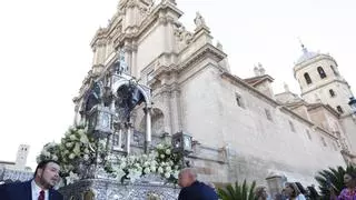 El Corpus Christi desfila por el centro histórico de Lorca acompañado de decenas de niños y niñas