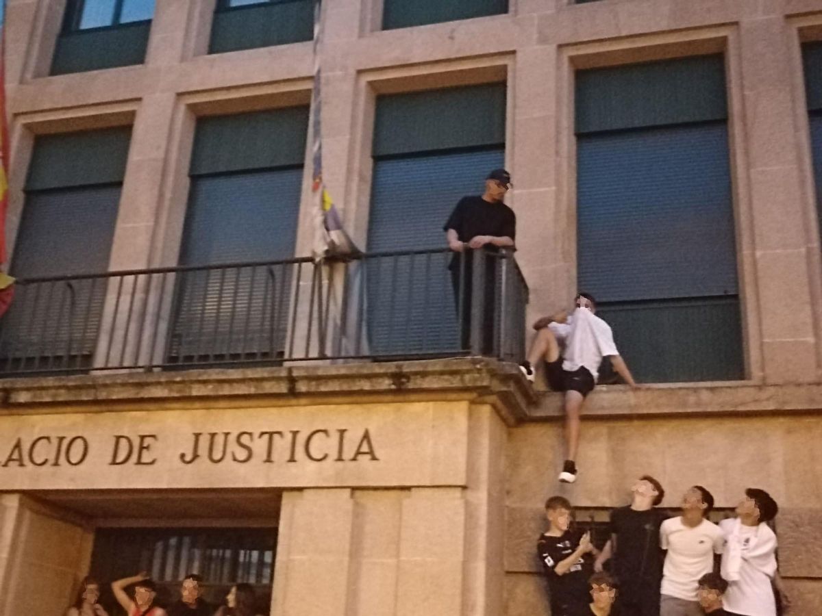 Algumnos de los encamaradas a la fachada judicial