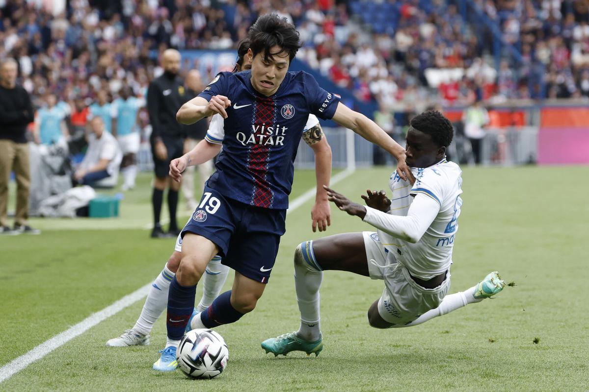Paris (France), 02/05/2026.- Lee Kang-In (L) of PSG and Abdoulaye Faye (R) of Lorient in action during the French Ligue 1 soccer match between Paris Saint-Germain and FC Lorient in Paris, France, 02 May 2026. (Francia) EFE/EPA/YOAN VALAT