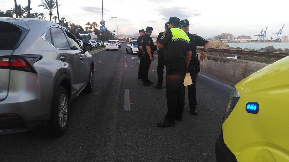 Agentes de la Policía donde ha ocurrido el suceso esta tarde.