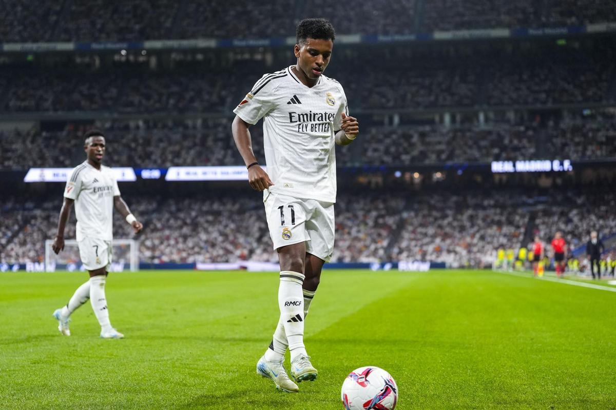 Rodrygo Goes, con Vinicius Jr. al fondo, en el partido del Real Madrid contra el Betis.