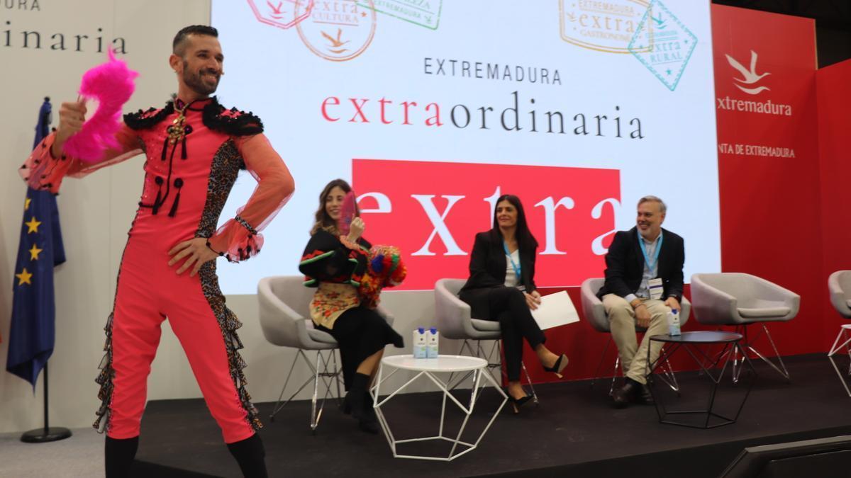 Sergio Gato, durante su actuación en la presentación de Plasencia en Fitur.