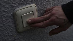 12-01-2021 Un hombre toca una llave de la luz en Madrid (España), a 12 de enero de 2021. El precio mayorista de la electricidad subirá este martes un 2,18% con respecto al marcado este lunes, manteniéndose así por encima de los 80 euros por megavatio hora (MWh), en plena ola de frío que asola España provocada por la borrasca Filomena que causó una gran nevada el pasado fin de semana. ECONOMIA Jesús Hellín - Europa Press. FOTO DE RECURSO. SUBIDA LUZ. INTERRUPTOR