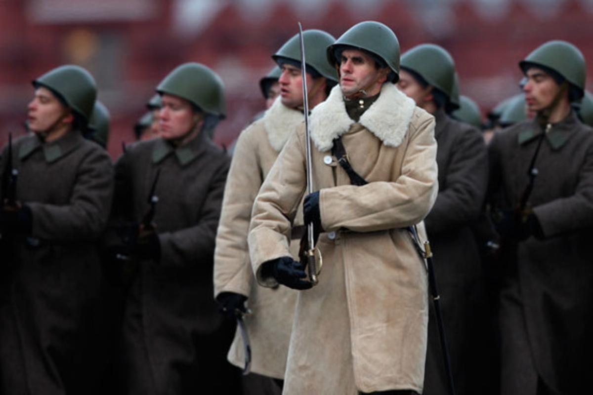 Soldats russos desfilen a la plaça Roja de Moscou per commemorar la marxa que es va celebrar el 1941, en què els seus participants van anar al front per lluitar contra les forces nazis.