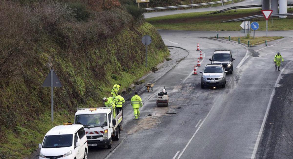 Operarios durante los trabajos realizados ayer. |  Noé Parga