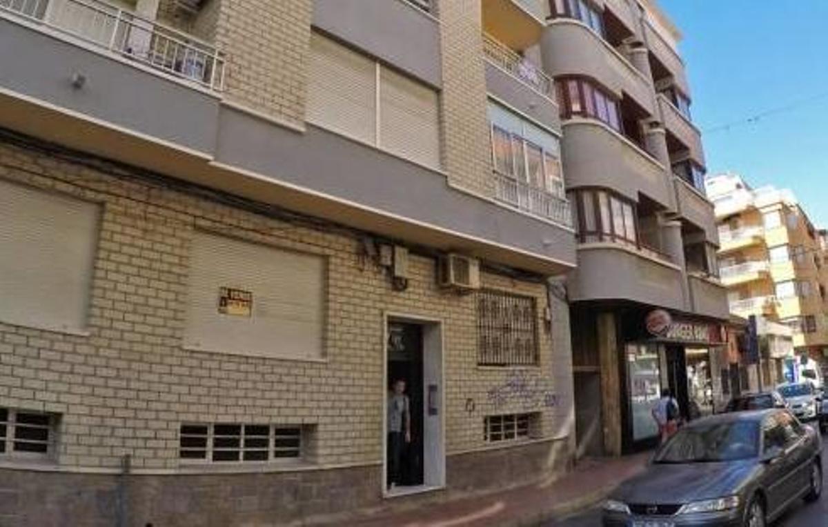 Una imagen del edificio en el que se halló el cadáver del hombre oculto en el cuarto de baño.